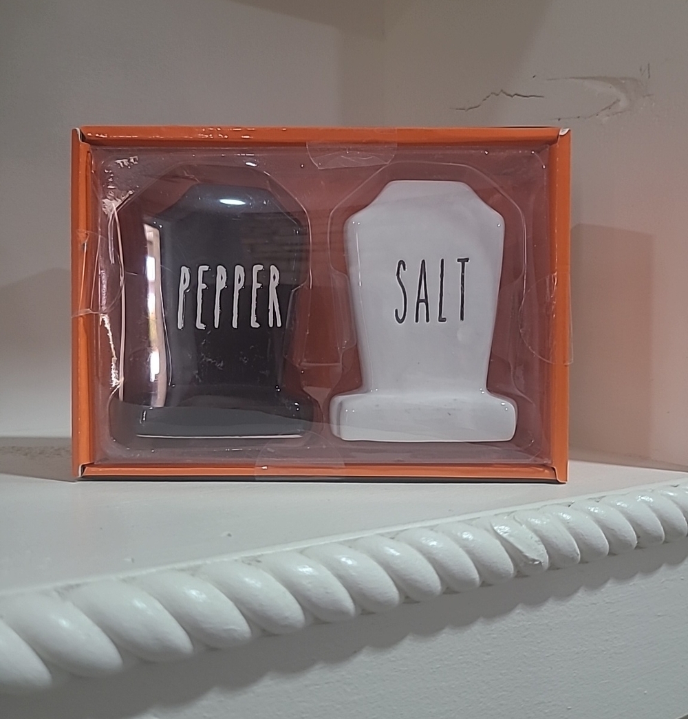 Salt and Pepper Ceramic Shakers Set - Black & White